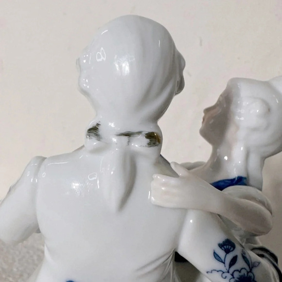 Vintage Porcelain French Colonial Couple Dancing Music Box - Picture 5 of 13
